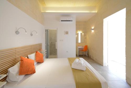 瓦莱塔Vallettastay Lovely House Private Rooms的客房配有带橙色和白色枕头的床。