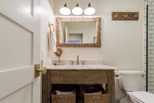 马姆莫斯湖Crestview 35的一间带水槽和镜子的浴室