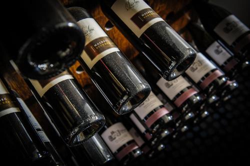 Diggle善德霍酒店的一堆葡萄酒瓶