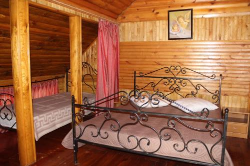 斯维季亚济Hotel-complex Mizh Triokh Ozer的小木屋内一间卧室,配有两张床