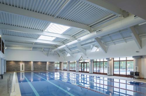 爱丁堡时尚公寓 的大型游泳池设有大型天花板和窗户。