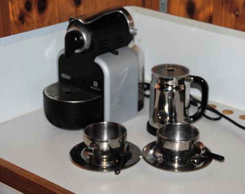 TullahThe Wombat Cottage的厨房柜台配有咖啡机和2个平底锅