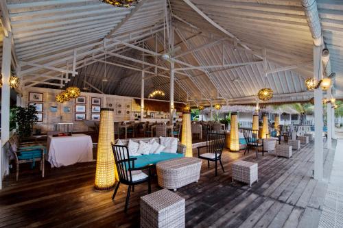 纳闽巴霍Sudamala Resort, Seraya, Flores的一间在房间内配有桌椅的餐厅