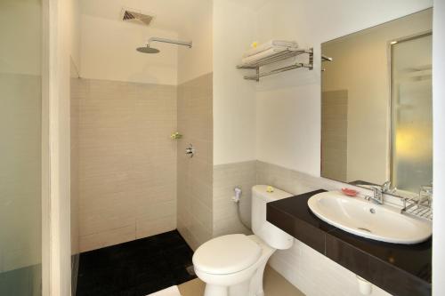 勒吉安巴厘岛勒吉安茶屋酒店的一间带卫生间和水槽的浴室
