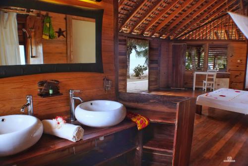 贝岛安佳马兰高海滩度假酒店的浴室设有2个水槽和镜子