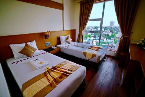 曼德勒诺瓦酒店的酒店客房设有两张床和大窗户。