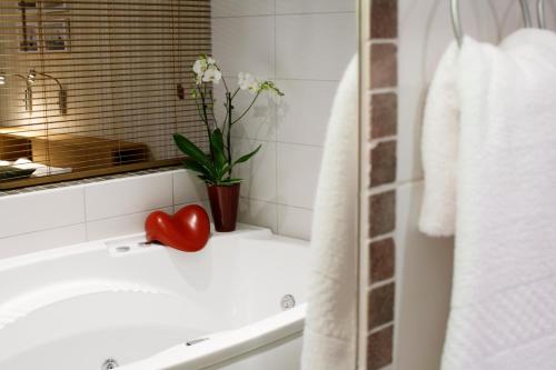 乌德瓦拉Hotell Uddewalla的浴室设有水槽上的红色心