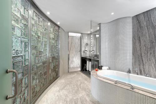 瓦伦西亚美利亚酒店的一间浴室
