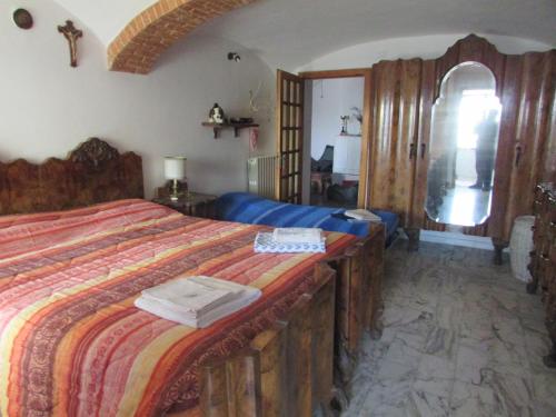 阿斯蒂La Terrazza Mombarone的一间卧室配有一张木架大床