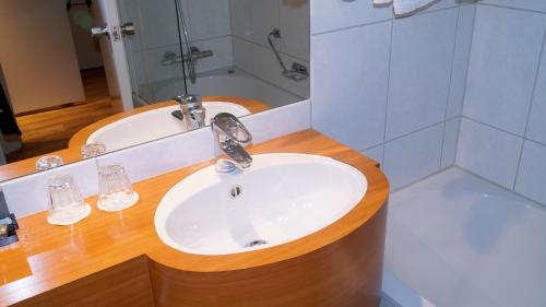 聚特芬聚特芬弗莱彻酒店的浴室配有盥洗盆和浴缸。