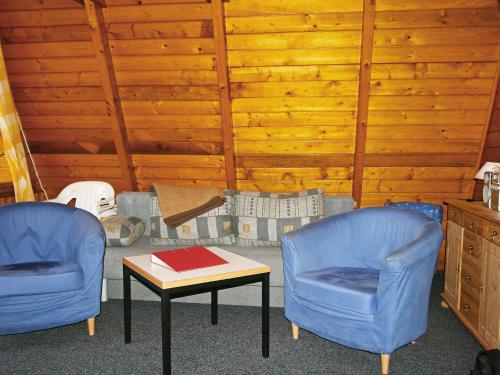 阿伦策Chalet Nepumuk-1 by Interhome的两个蓝色的椅子和一张桌子