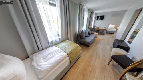 劳加尔巴基劳加尔坝基酒店的一间卧室设有一张床和一间客厅。