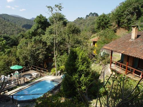 维奥康德马奥莫里亚旅馆的一个带游泳池和房子的度假胜地
