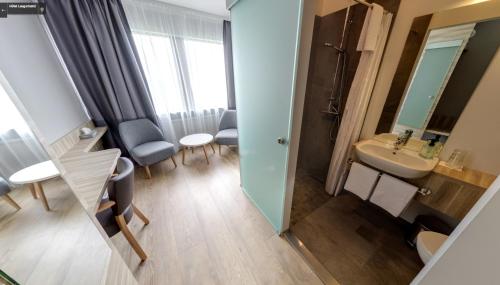 劳加尔巴基劳加尔坝基酒店的一间带水槽和镜子的小浴室