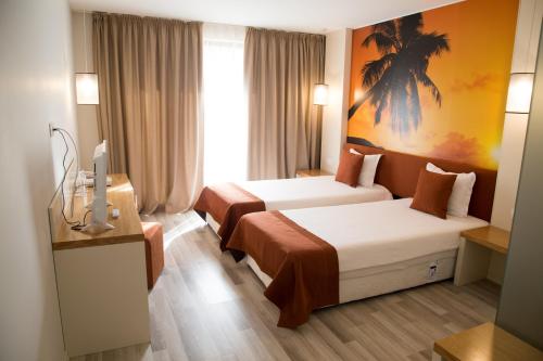 索非亚特萨斯科塞洛Spa酒店的酒店客房设有两张床和电视。