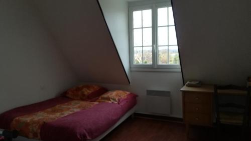 奥尔泰兹Entre mer montagne Béarn et Pays Basque的一间小卧室,配有床和窗户