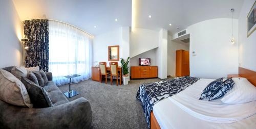 瓦拉日丁Hotel Varazdin的配有一张床和一把椅子的酒店客房