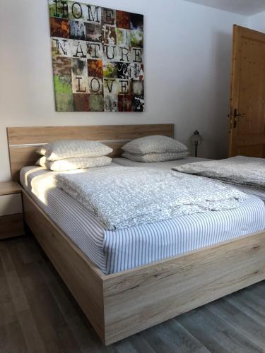 因斯布鲁克Apartment Gisi的卧室内的木架床