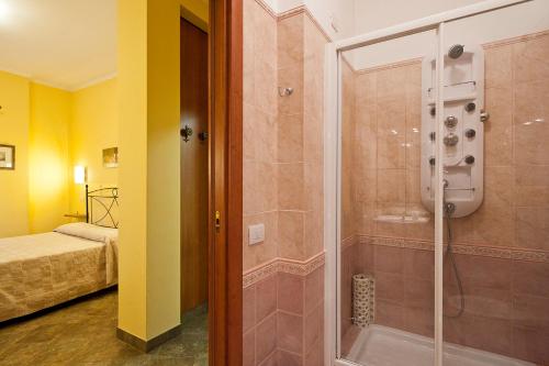 罗马拉波特住宿加早餐旅馆的带淋浴的浴室和客房内的一张床