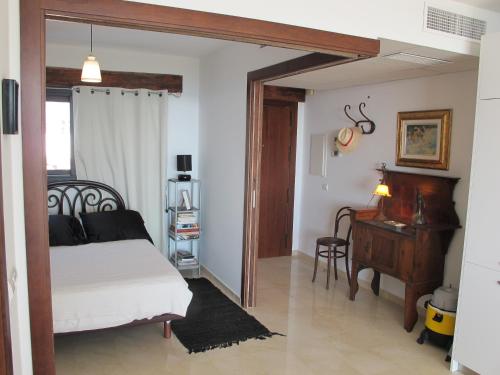 拉斯内格拉斯Vistas Increibles的一间卧室配有一张床和一张书桌