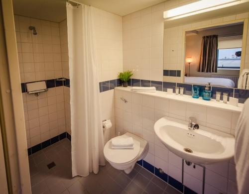 都柏林格拉斯内文都柏林城市大学客房 - 校园住宿旅舍的一间带水槽、卫生间和镜子的浴室