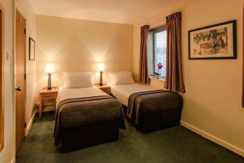 都柏林格拉斯内文都柏林城市大学客房 - 校园住宿旅舍的酒店客房设有两张床和窗户。