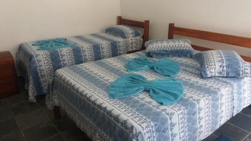 伊列乌斯Lagoa Encantada I的两张带弓的蓝色和白色床单的床