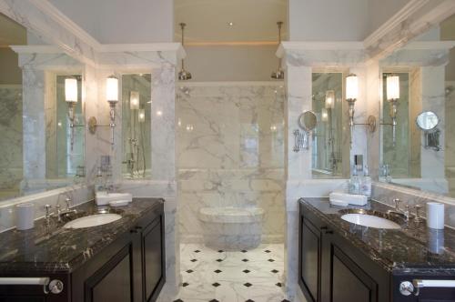 奇彭纳姆卢克奈姆公园酒店的浴室设有2个水槽和2面镜子