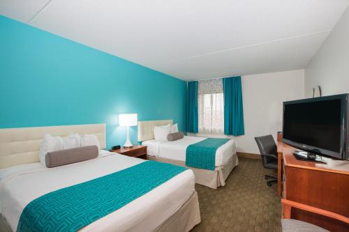 埃文斯维尔埃文斯维尔豪生酒店的酒店客房设有两张床和一台平面电视。
