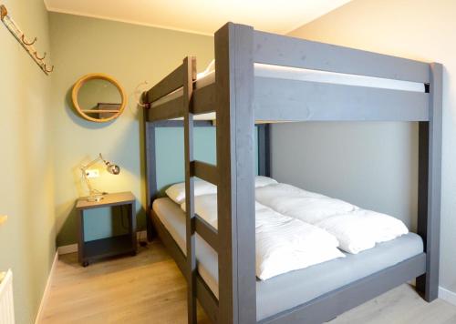 温特贝格Kappeberg Lodge的一间卧室配有两张双层床和镜子