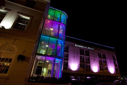 克罗伊登London Croydon Aerodrome Hotel, BW Signature Collection的建筑的侧面有五颜六色的灯光