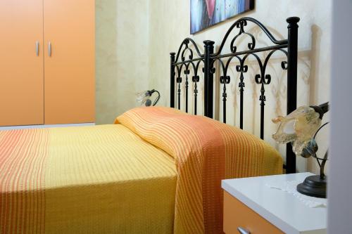玛丽娜迪曼卡维萨Baccaversa camere的一间卧室配有一张黄色毯子床