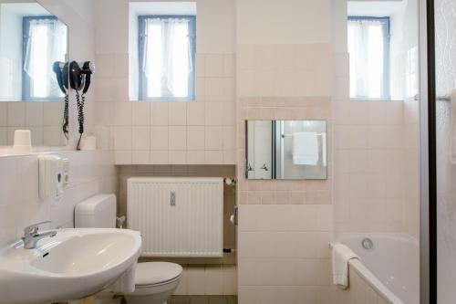 本德汉德尔斯霍夫酒店的白色的浴室设有水槽和卫生间。
