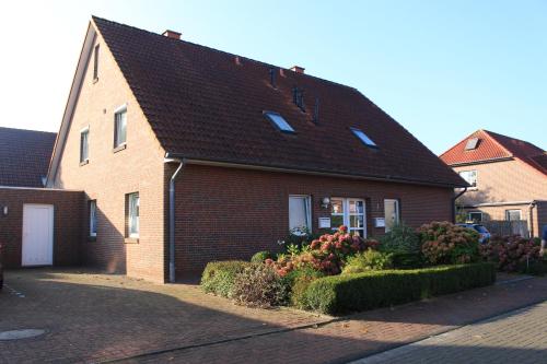 卡罗利嫩西尔Ferienwohnung Mühlenblick 3的黑色屋顶的棕色砖屋