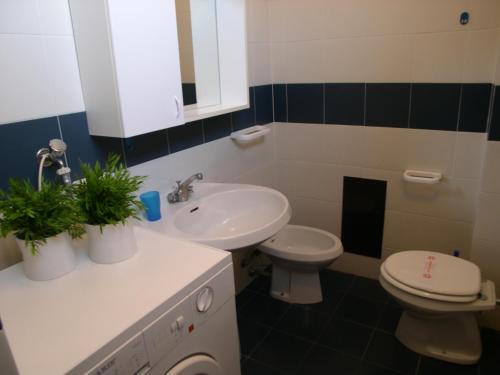 格拉多Condominio Alto Adriatico的浴室配有白色水槽和卫生间。