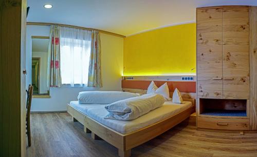 索普拉布扎诺德瑞比尔肯酒店的一间卧室设有两张床和黄色的墙壁