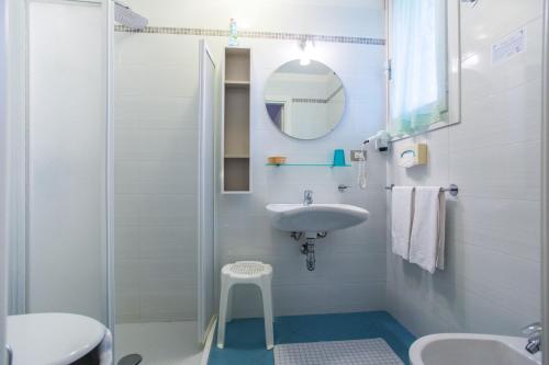 切塞纳蒂科多纳特罗酒店的白色的浴室设有水槽和镜子