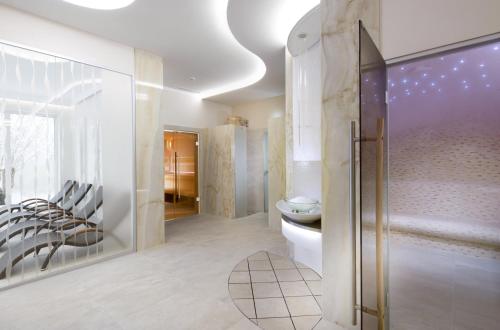 弗兰季谢克矿泉镇弗朗西斯宫酒店的带淋浴、卫生间和椅子的浴室