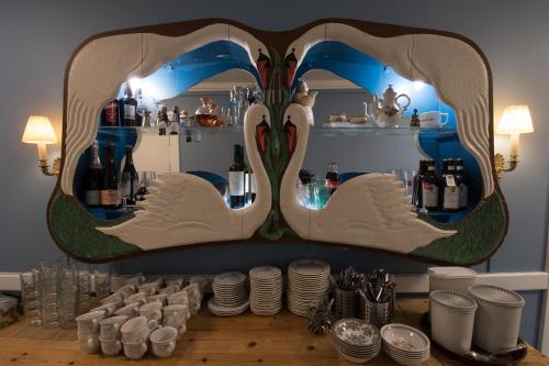 诺尔巴勒洛兰岛酒店的一张桌子上带两个天鹅的镜子和盘子