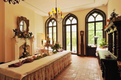 Bredenfelde布雷登费尔德城堡酒店的大房间中间设有一张长桌