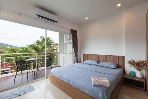 奈汉海滩4号酒店的一间卧室设有一张床和一个阳台