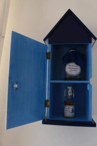 卡罗利嫩西尔Ferienwohnung Mühlenblick 3的蓝色木制盒子