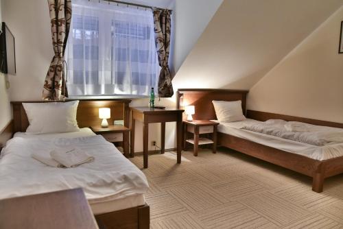 斯拉百斯勒斯尼克佐卡旅馆的酒店客房设有两张床和窗户。