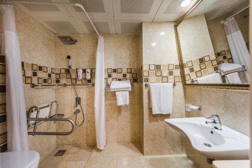 克孜拉阿奇尼纳 - 全包俱乐部度假村的一间带水槽和淋浴的浴室
