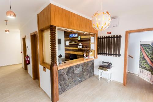 马达莱纳Vila Barca的一间客厅,客厅内有石头酒吧