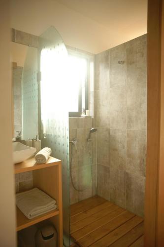 阿比让库艾40号旅馆的带淋浴和盥洗盆的浴室