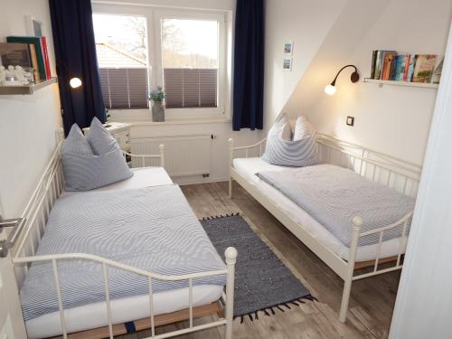 霍瓦赫特Kranichnest的小型客房 - 带2张床和窗户