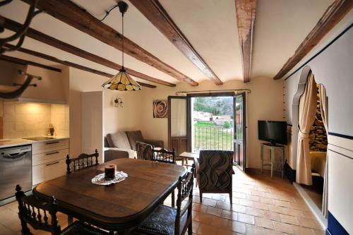 阿尔巴拉辛La Casa Grande de Albarracín的厨房以及带桌椅的起居室。