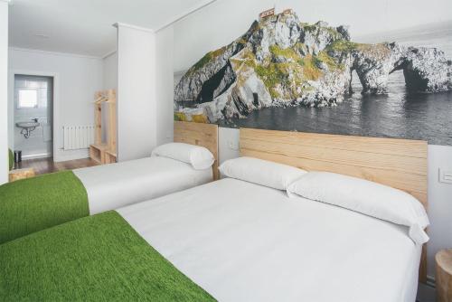 毕尔巴鄂瑟兰特斯休闲旅馆的墙上画画的房间里设有两张床