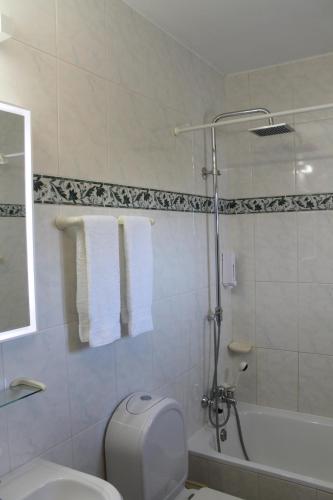 拉戈斯维温达索尔玛酒店的浴室配有卫生间、浴缸和水槽。